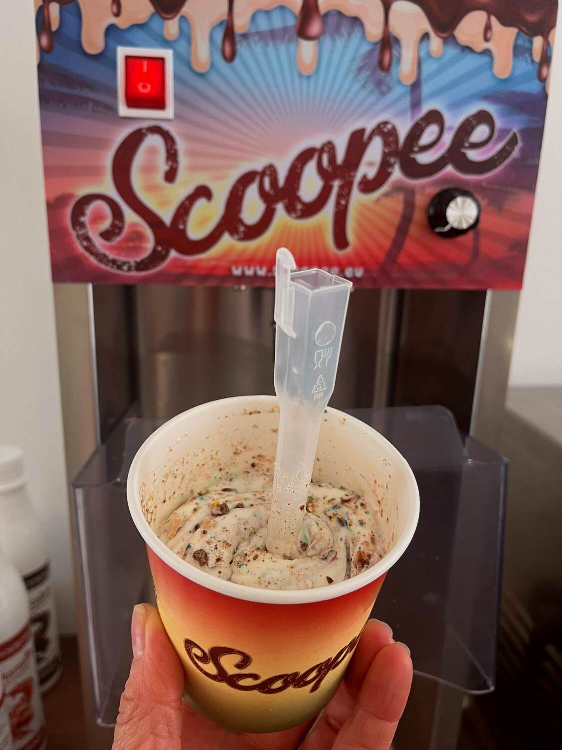 Csavart fagyi pohárban, a Scoopee gép előtt