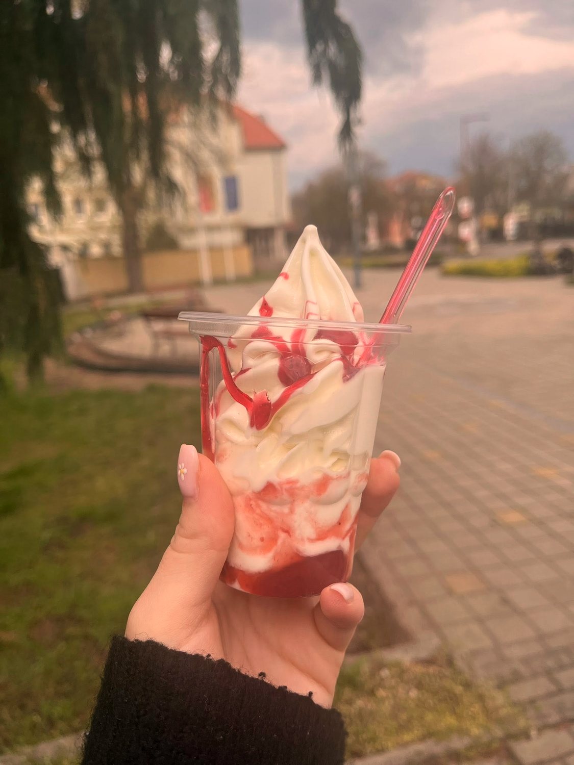 Csavart fagyi tolcserben, kezben tartva, szorassal