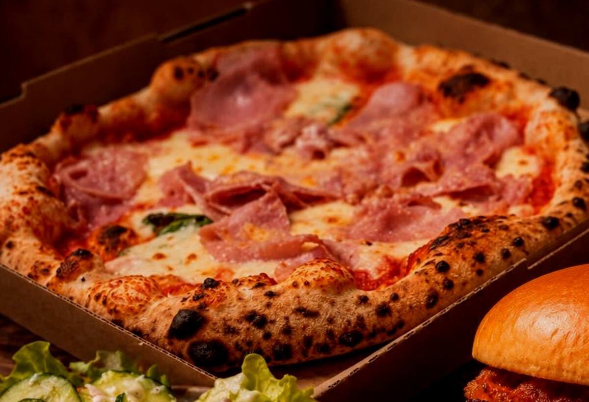 Egész sonkás Cotto pizza dobozban, felfújódott peremmel