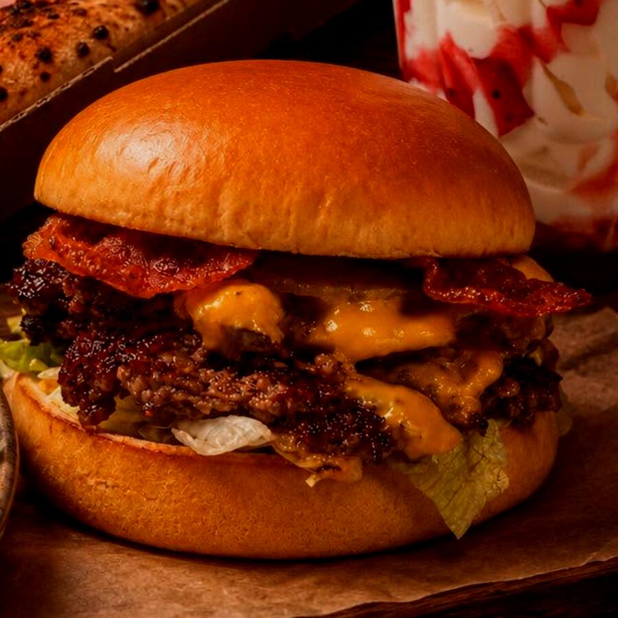 Dupla húspogácsás smash burger olvadt cheddarral és bacon-nel