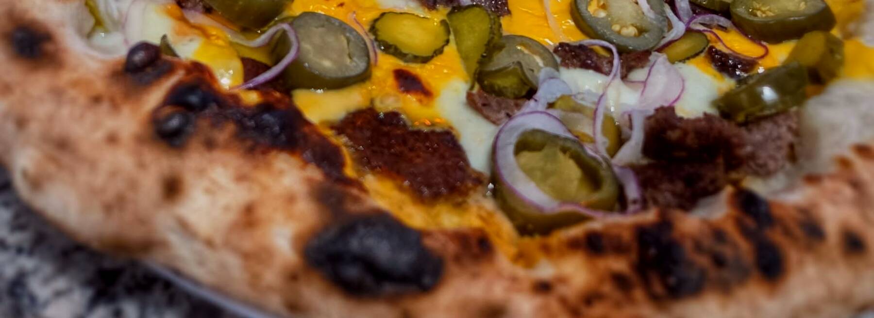 Kemencében sült pizza felfújódott, sötét foltos pereme közelről